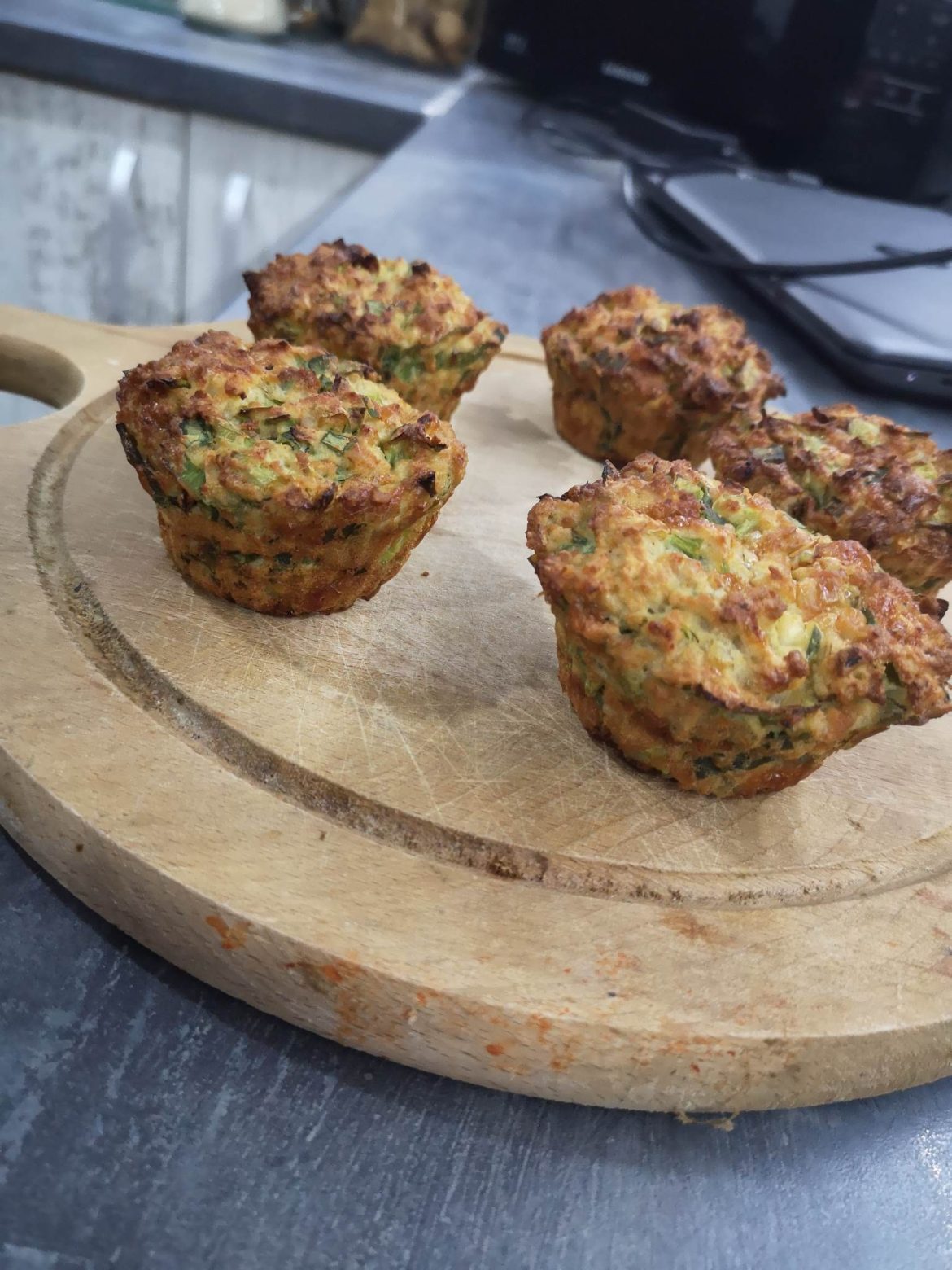 Солени мъфини с кашкавал и праз лук