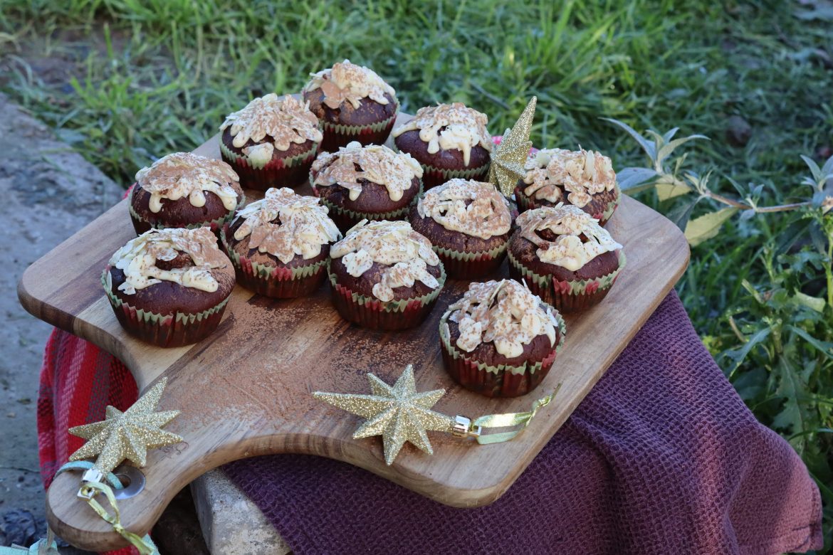 Мъфини с натурален шоколад и ягоди