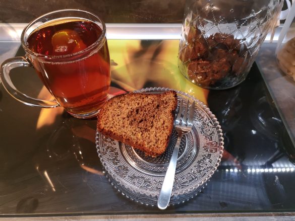 Кекс с орехи и мед