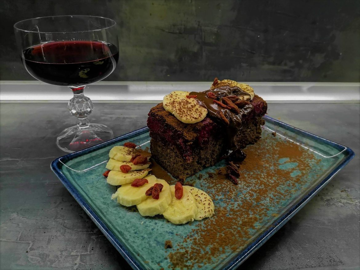 Сладкиш с череши и земна ябълка