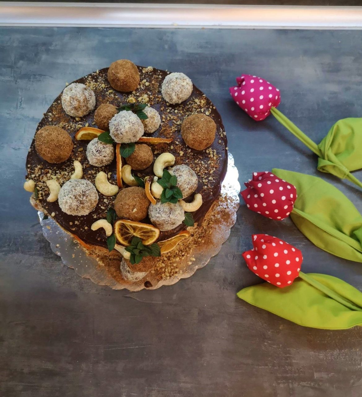 Медено-канелена торта 1-2-3 - мед, канела и ядки се усещат в тази торта