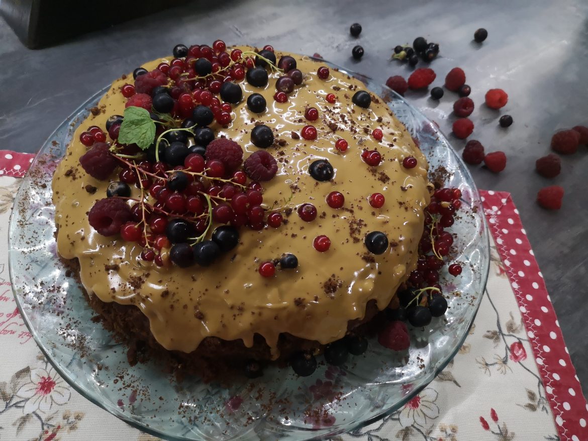 Безглутенов касисов кейк с шоколад, френско грозде и малини