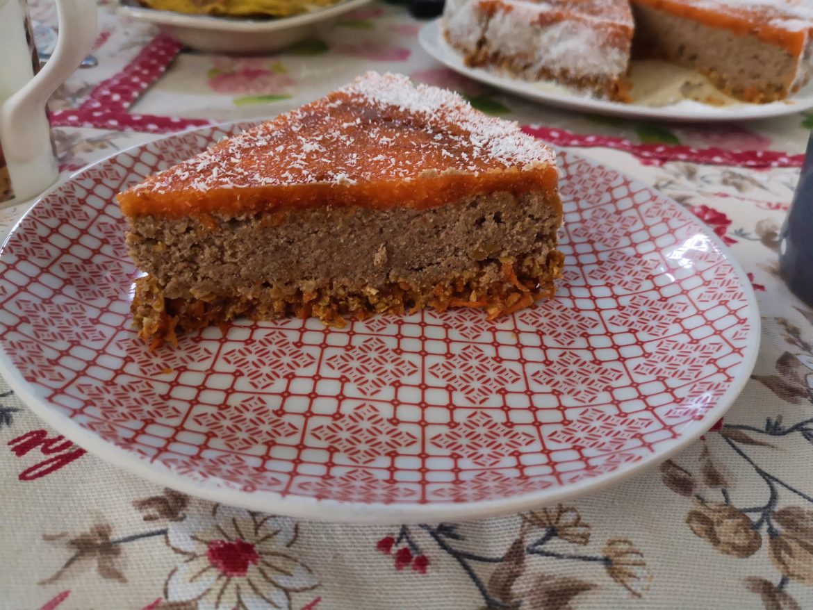 Сочна веган морковена торта - свежа, сурова, сочна и много засищаща