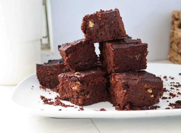 Двойно шоколадово брауни - рецепта за засищащо шоколадов десерт