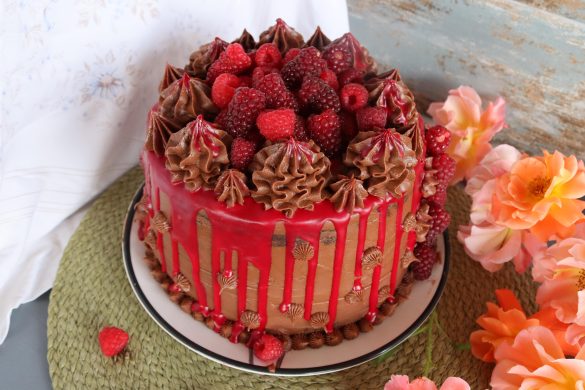 Шоколадова торта с малини