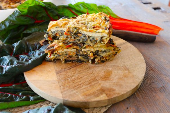 Веган баница с оризови кори, тофу и манголд.