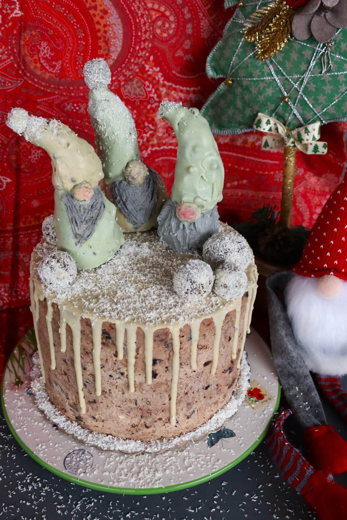 Коледна торта със сушени плодове - веган десерт