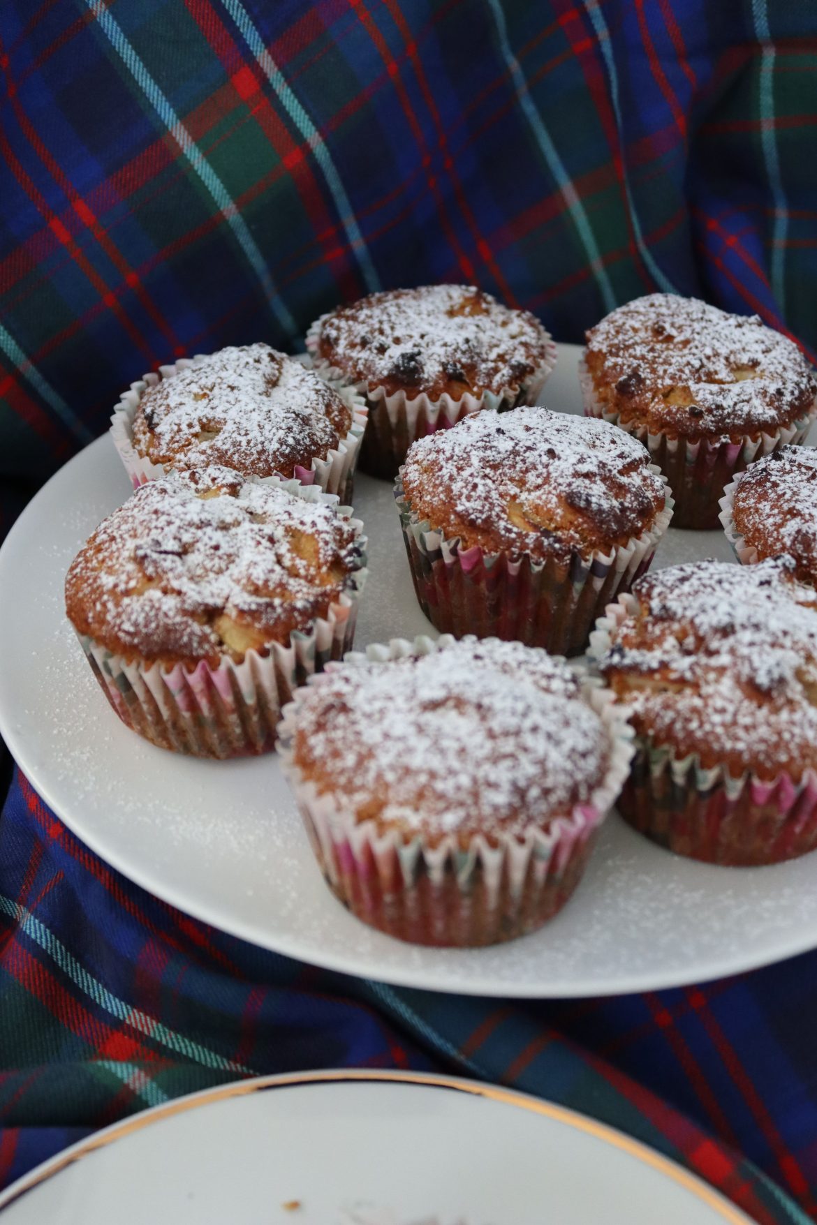 Веган ябълкови мъфини с медени мъфини със сочни ябълки
