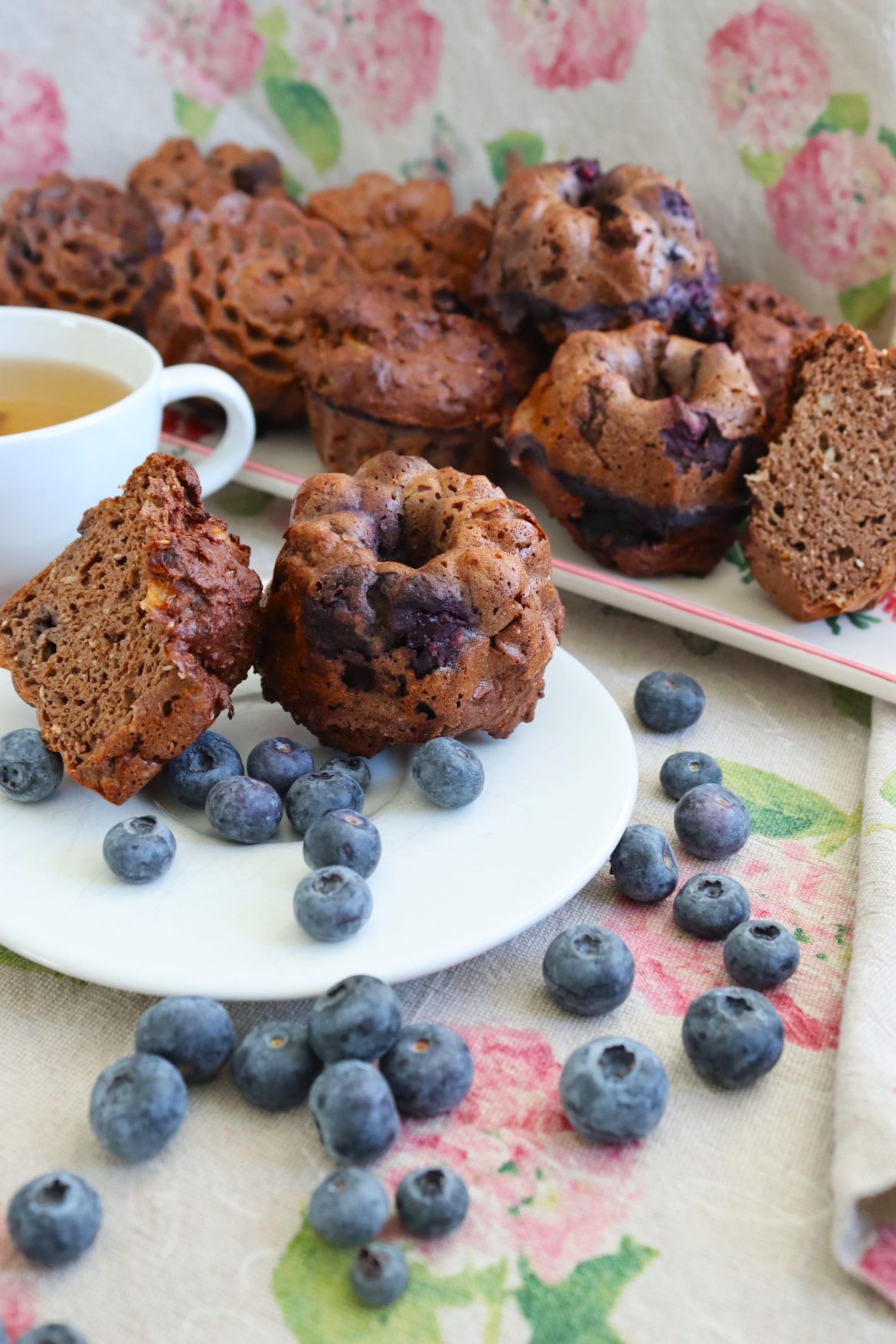 Мъфини с котидж сирене и боровинки по зоната