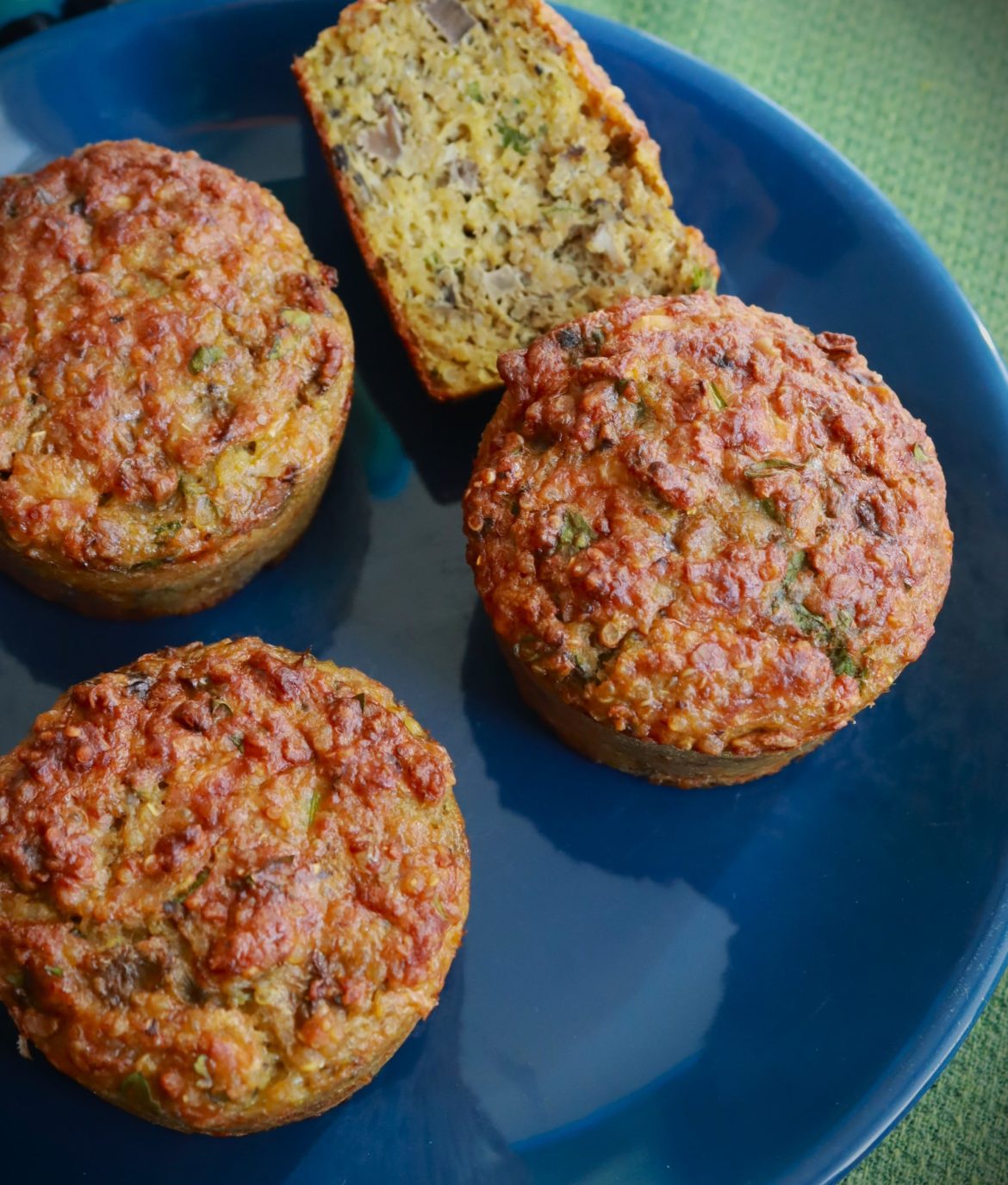 Солени мъфини с гъби и магданоз