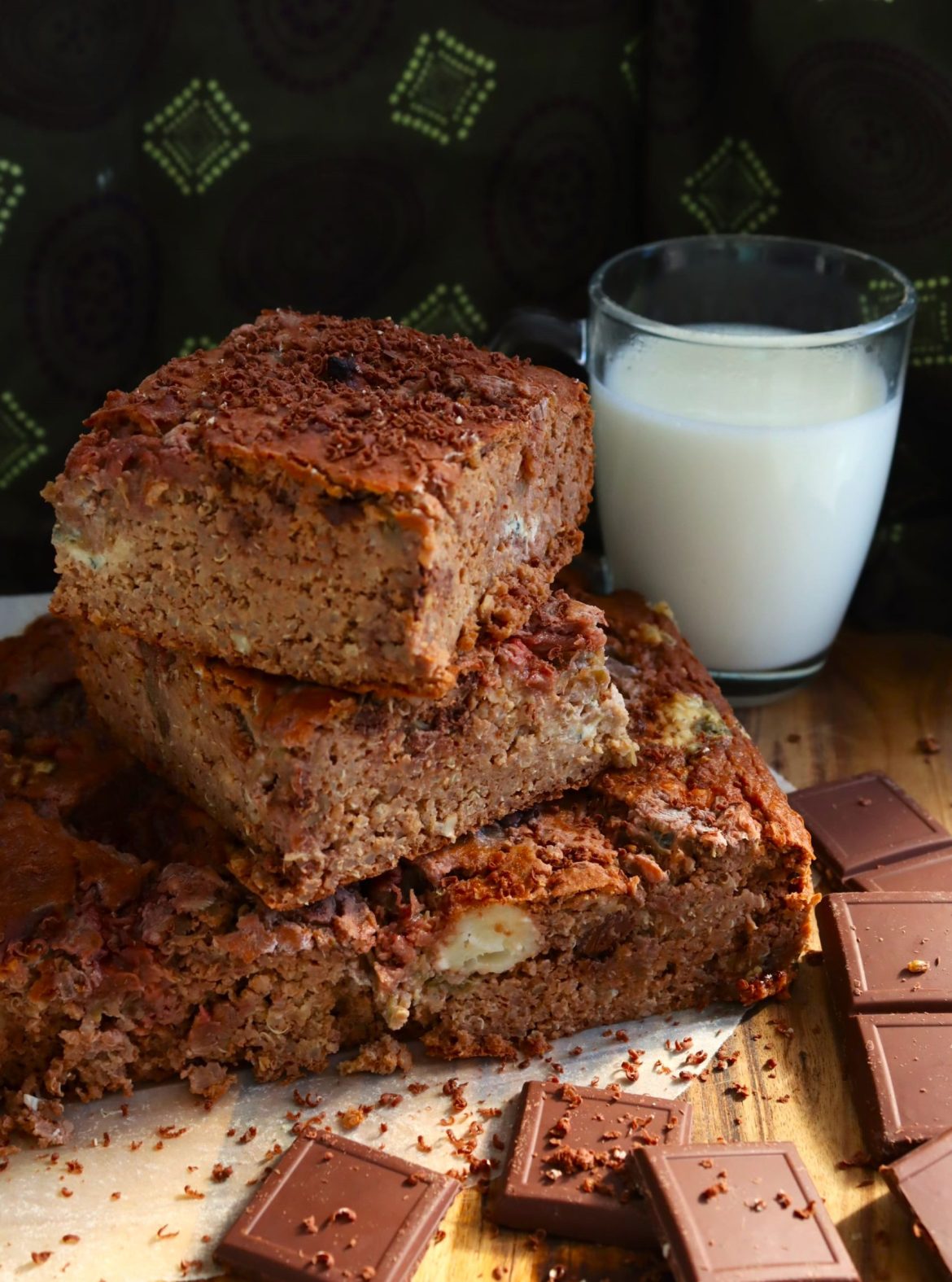 Шоколадово брауни по зоната с киноа, ягоди и ревен