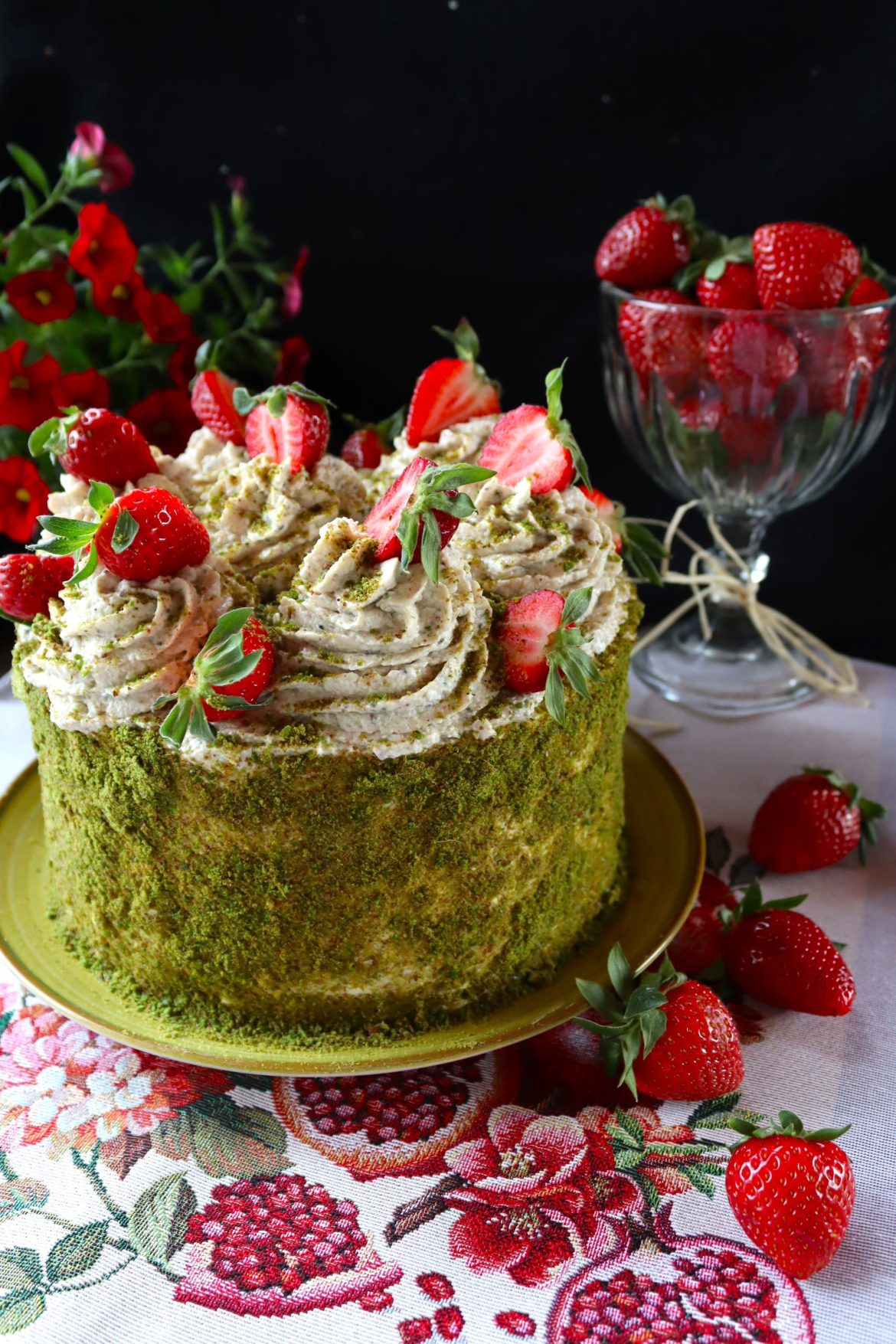 Медена торта с ягоди