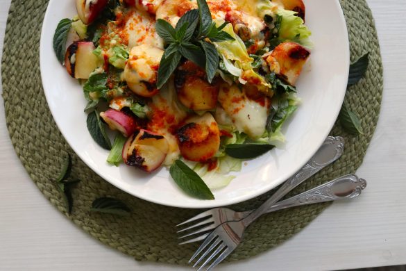 салата с гриловани праскови