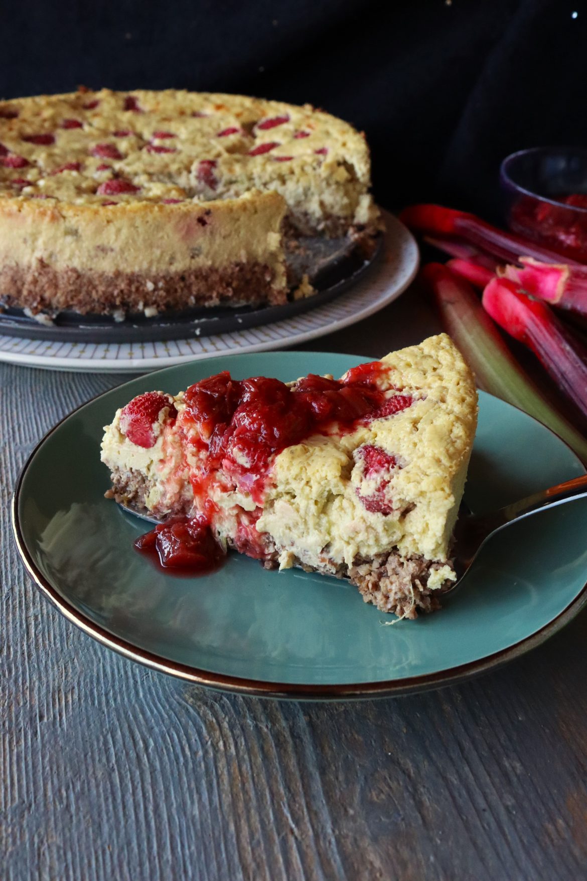 Чийзкейк с ревен и ягоди