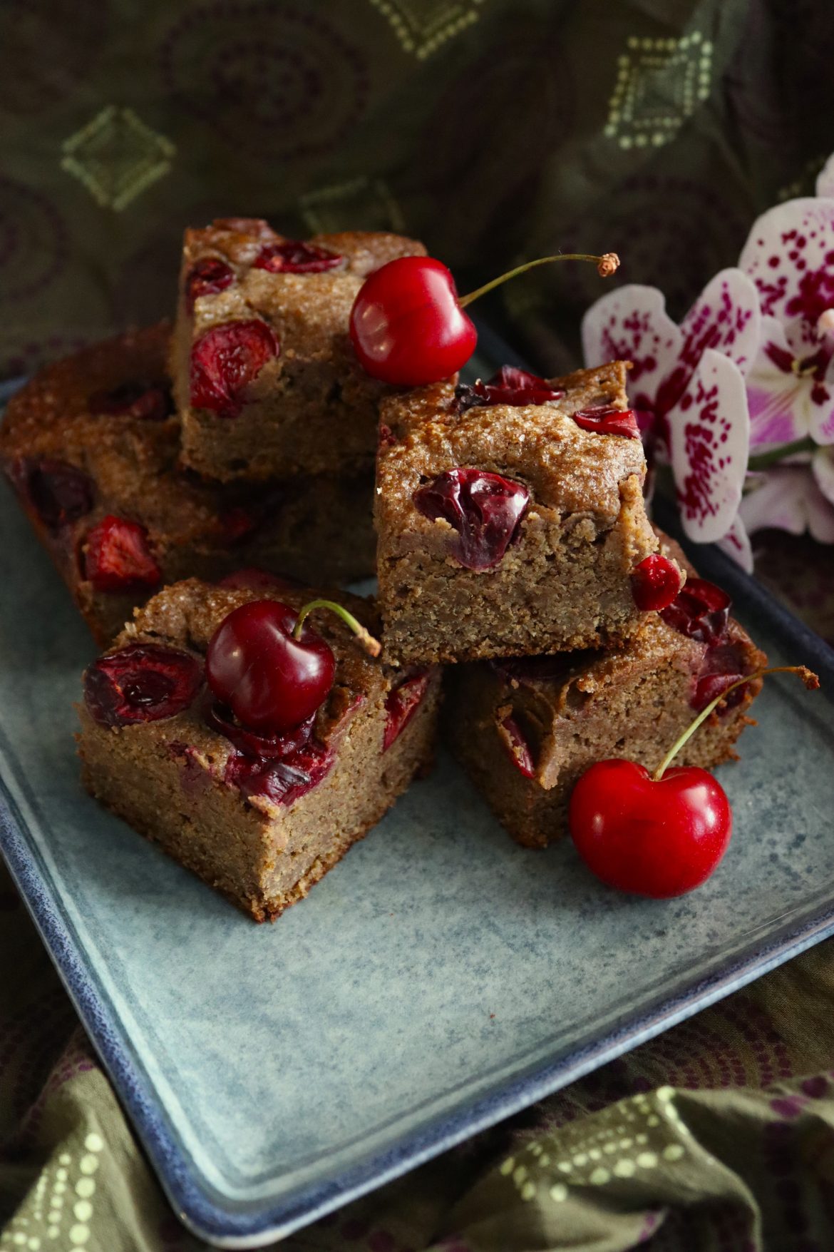 Брауни с бял шоколад и череши