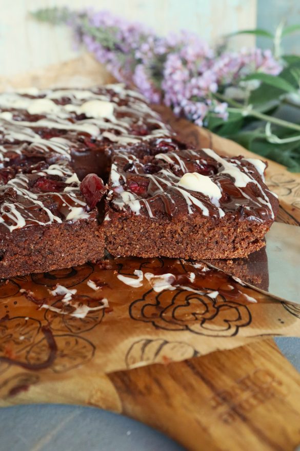 Веган шоколадов сладкиш с черен чай без глутен и без захар