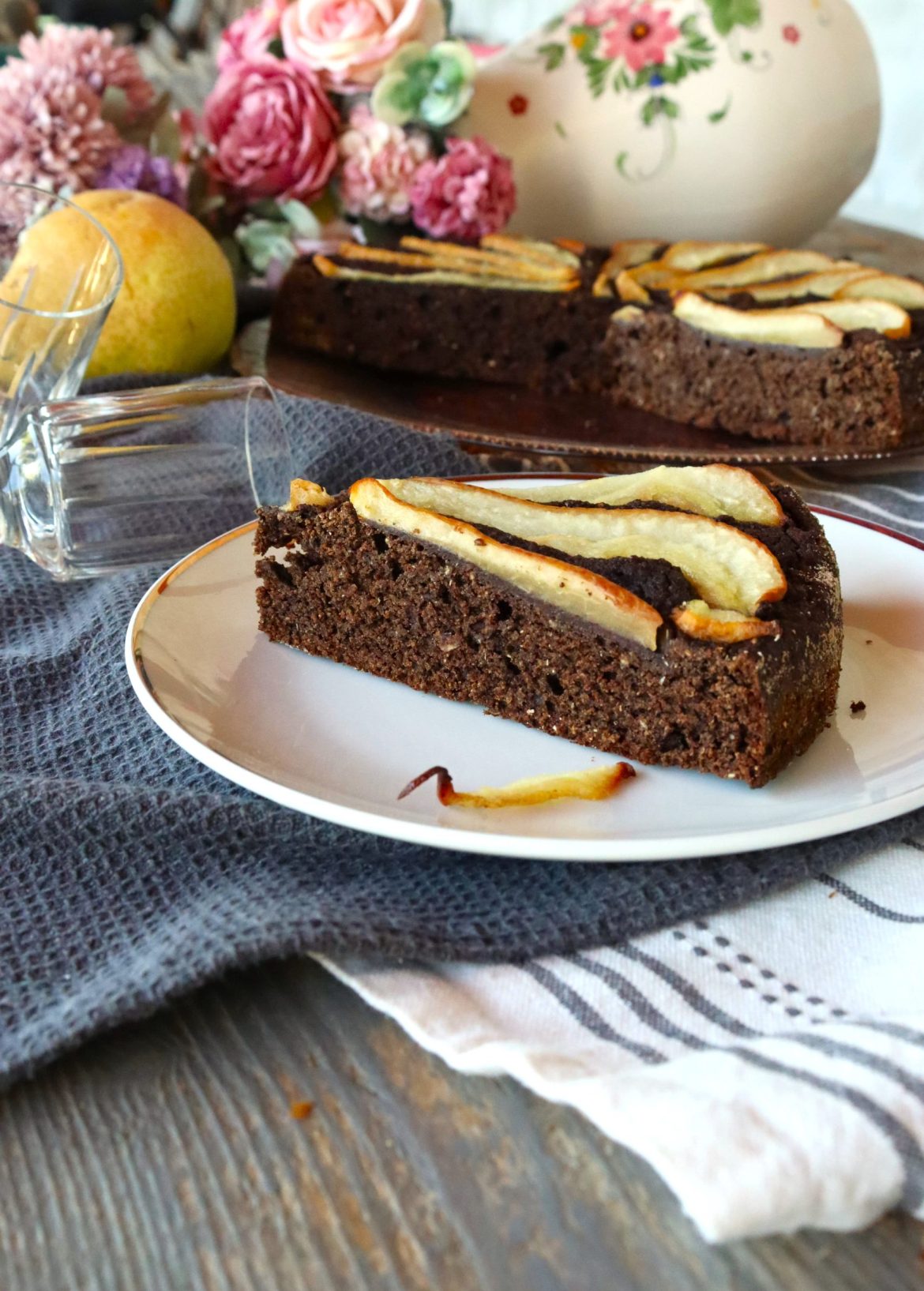 шоколадова торта с круши - веган, без захар и глутен