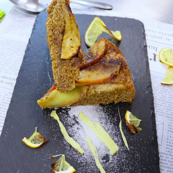 обърнат сладкиш с ябълки без захар и глутен