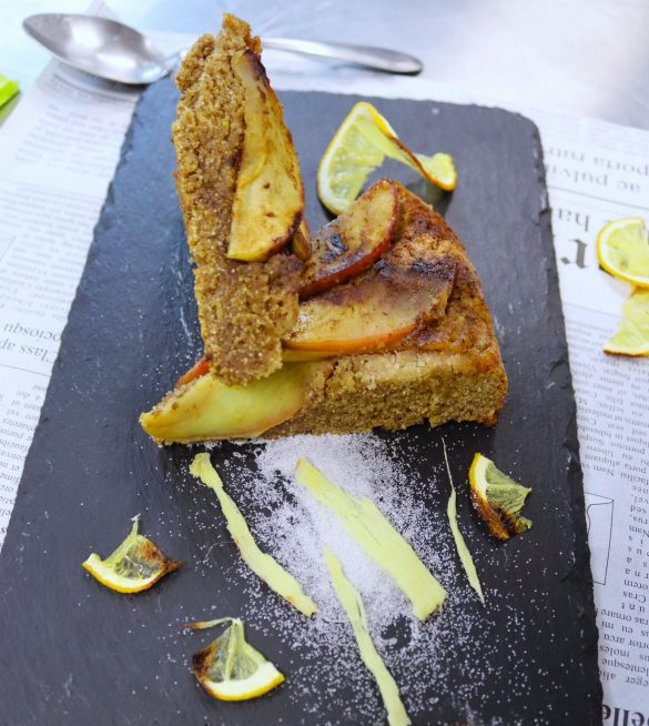 обърнат сладкиш с ябълки без захар и глутен