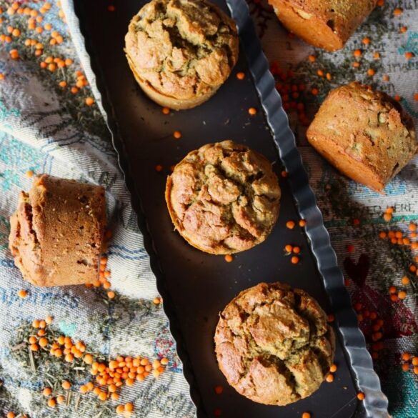 Солени мъфини от червена леща с пресен лук и коприва